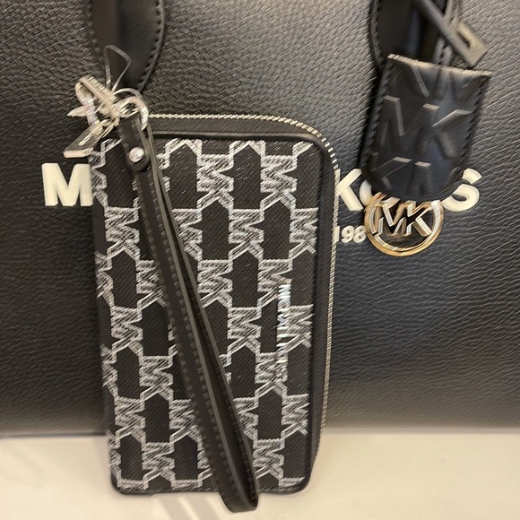 Michael Kors Jet Set Travel Large Phone Case Wristlet Wallet MK Black Multi - Picture 11 of 16